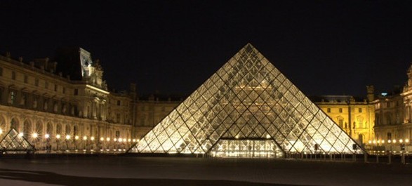 lâmpadas LED iluminam a pirâmide do Louvre