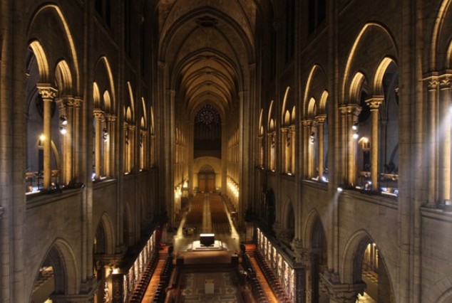 Notre Dame substituir 400 luzes de LED